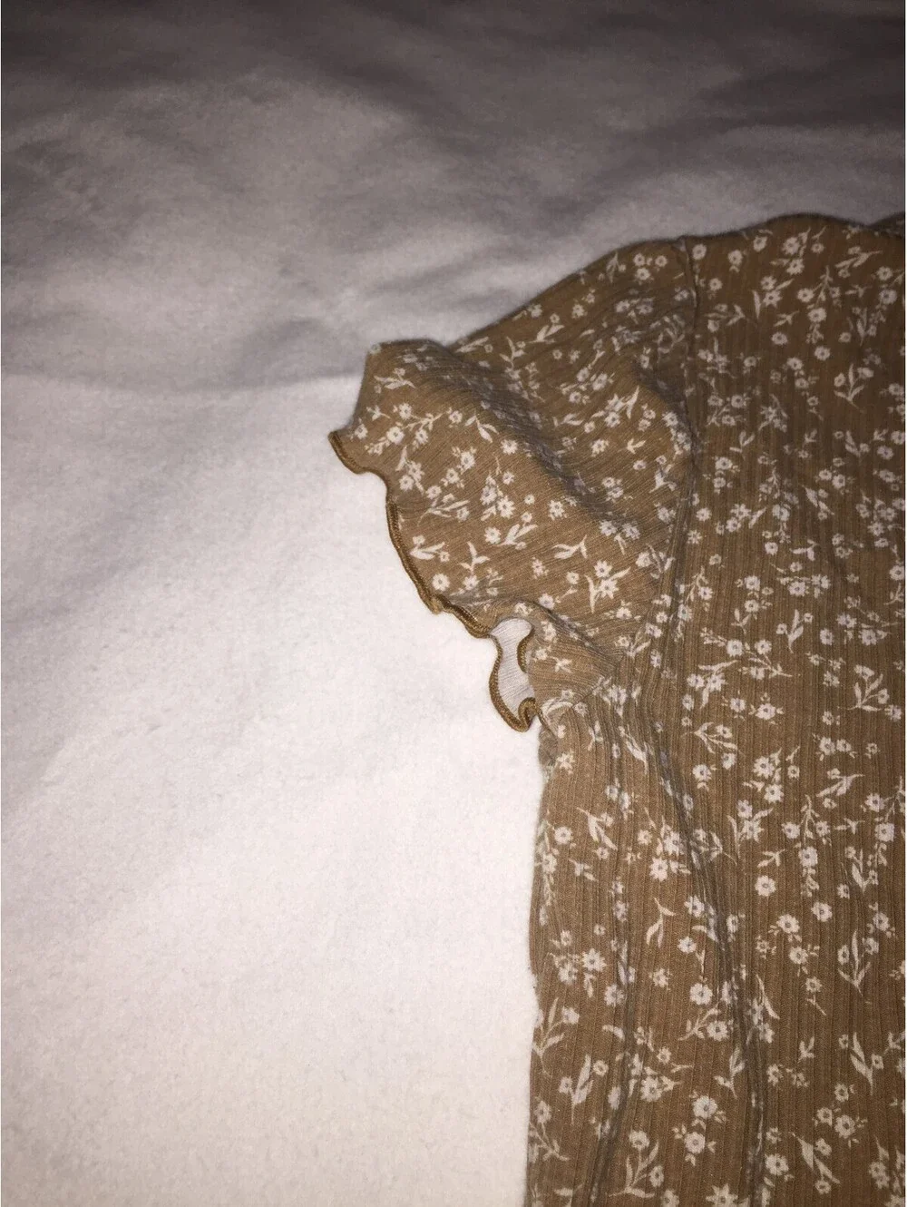 Old Navy girls brown with white flowers top ruffled hems Large neutral ditsy